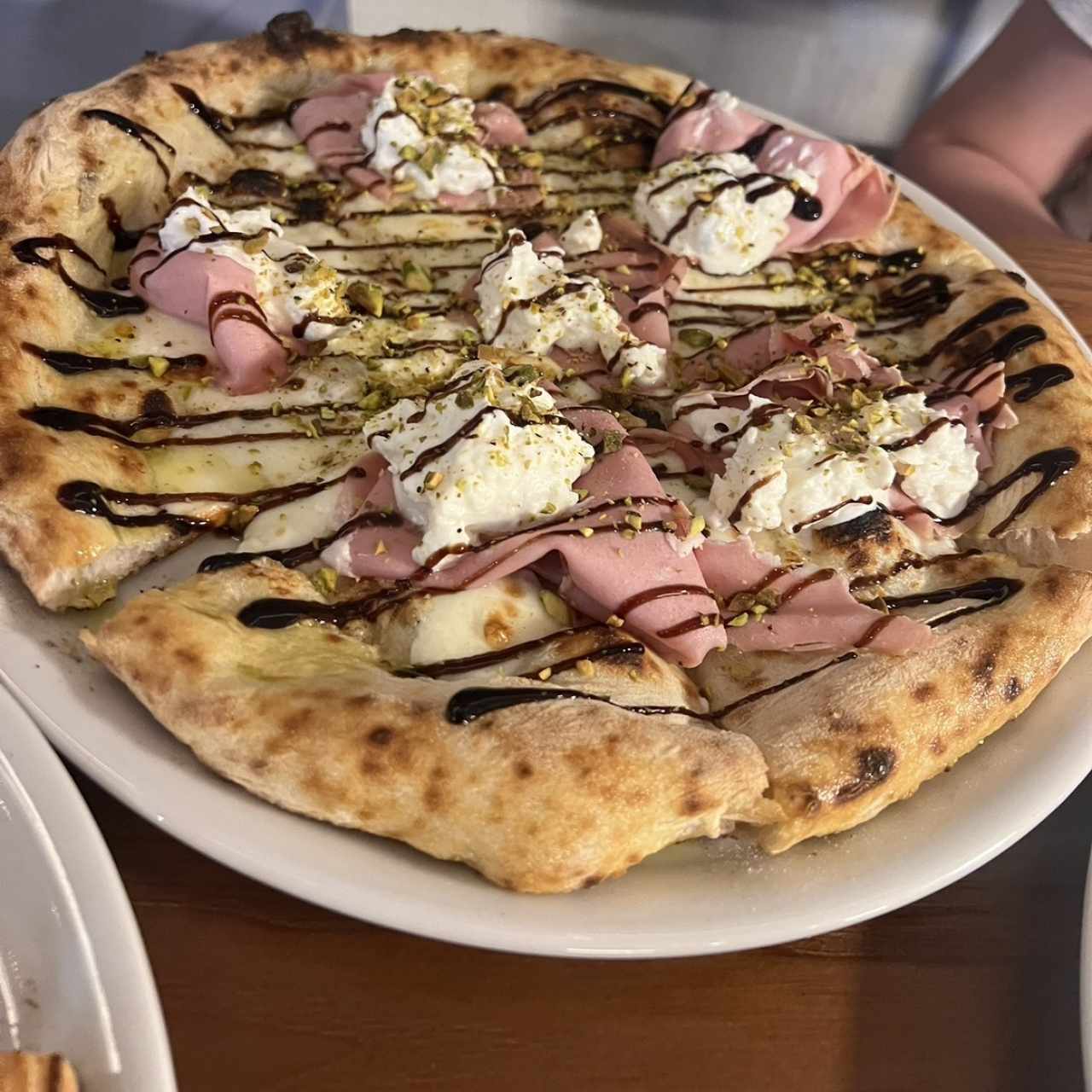 pizza de mortadella, burrata y pistacho