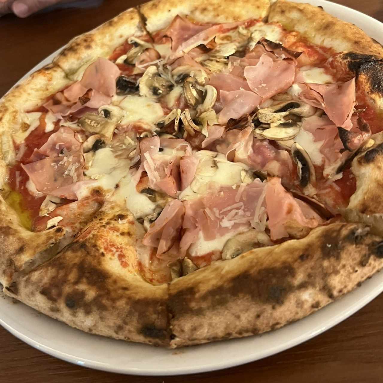 Pizza de jamón y hongos