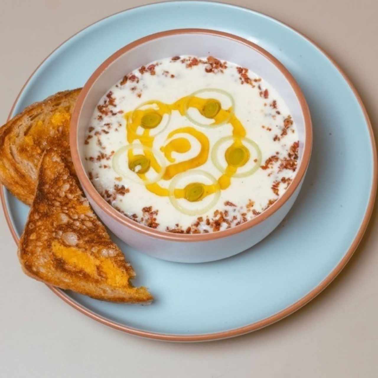 Crema de puerros viene con derretido de queso