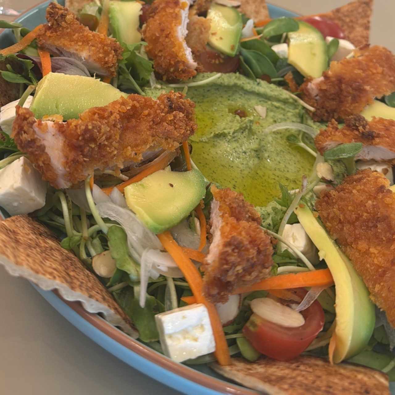 Ensalada de hummus de edamame con pollo apanado 