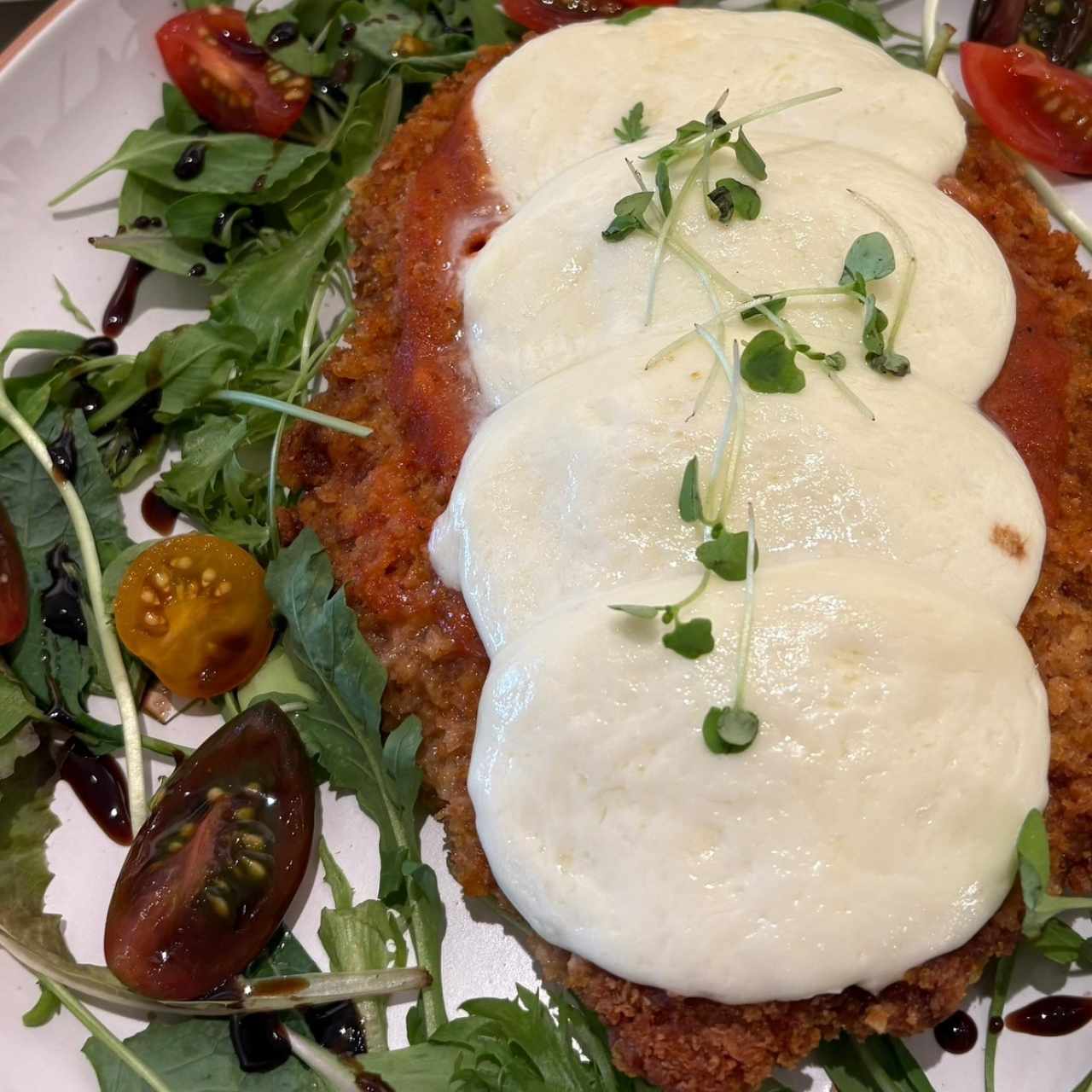 Milanesa de pollo pomodoro con mozarella fresca