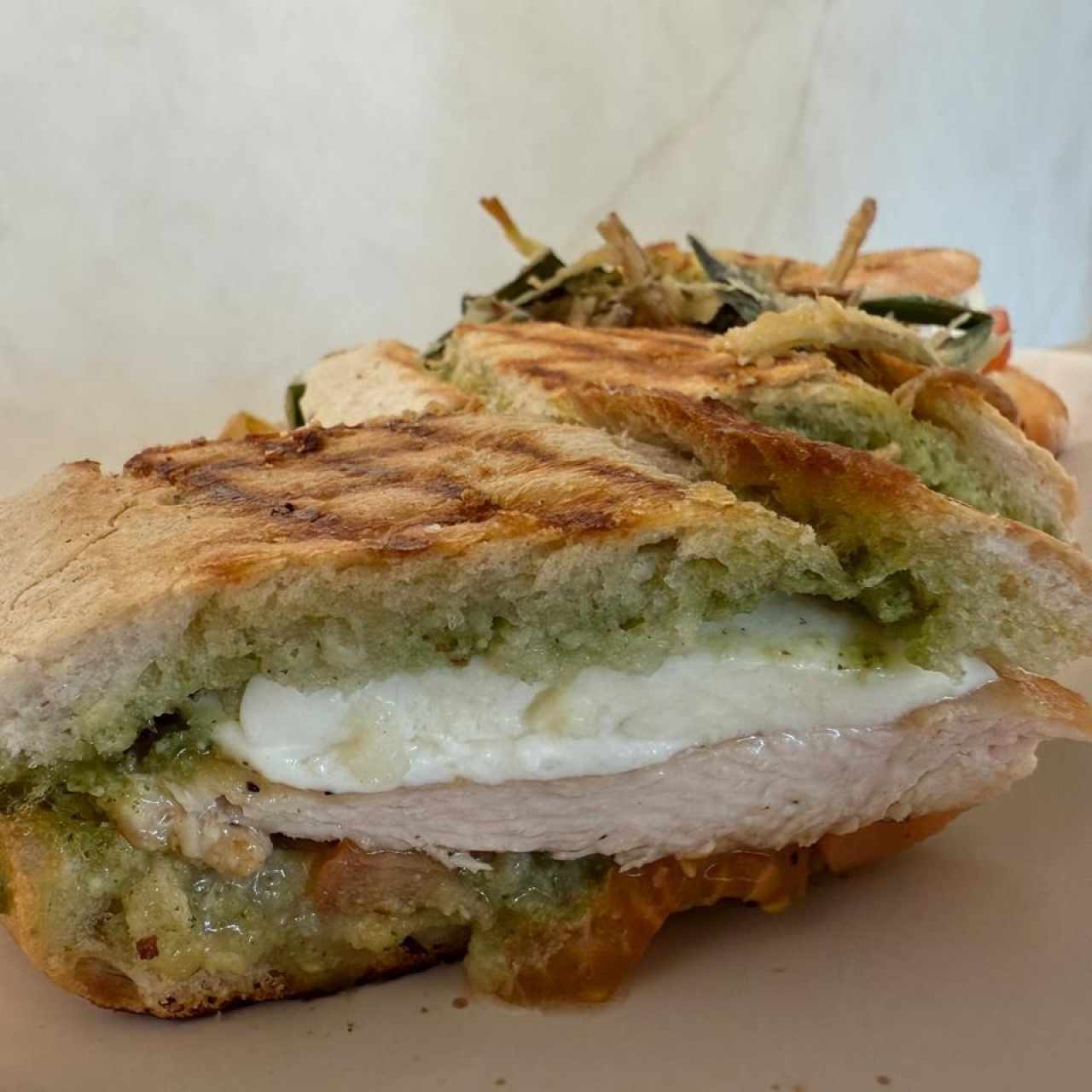 Emparedado pollo a la plancha, pesto casero y mozarella fresca 