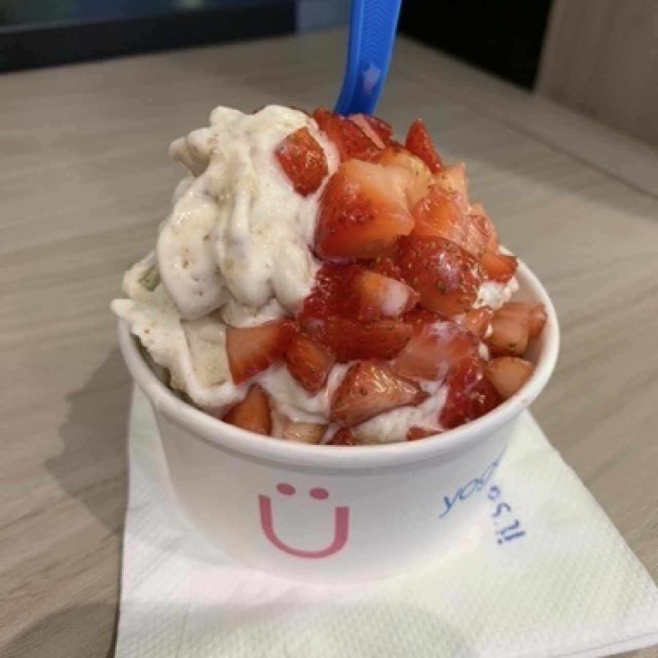 Mezclado de nueces con topping de fresa