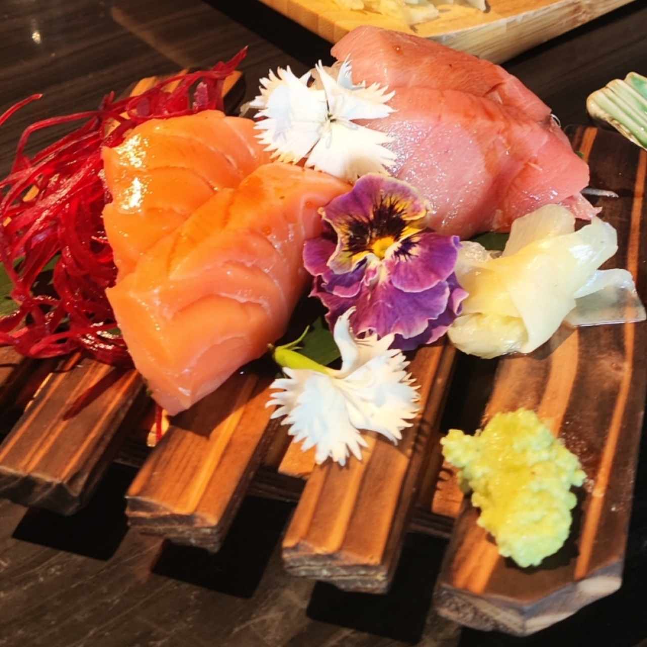 Sashimi de salmón y ohtoro