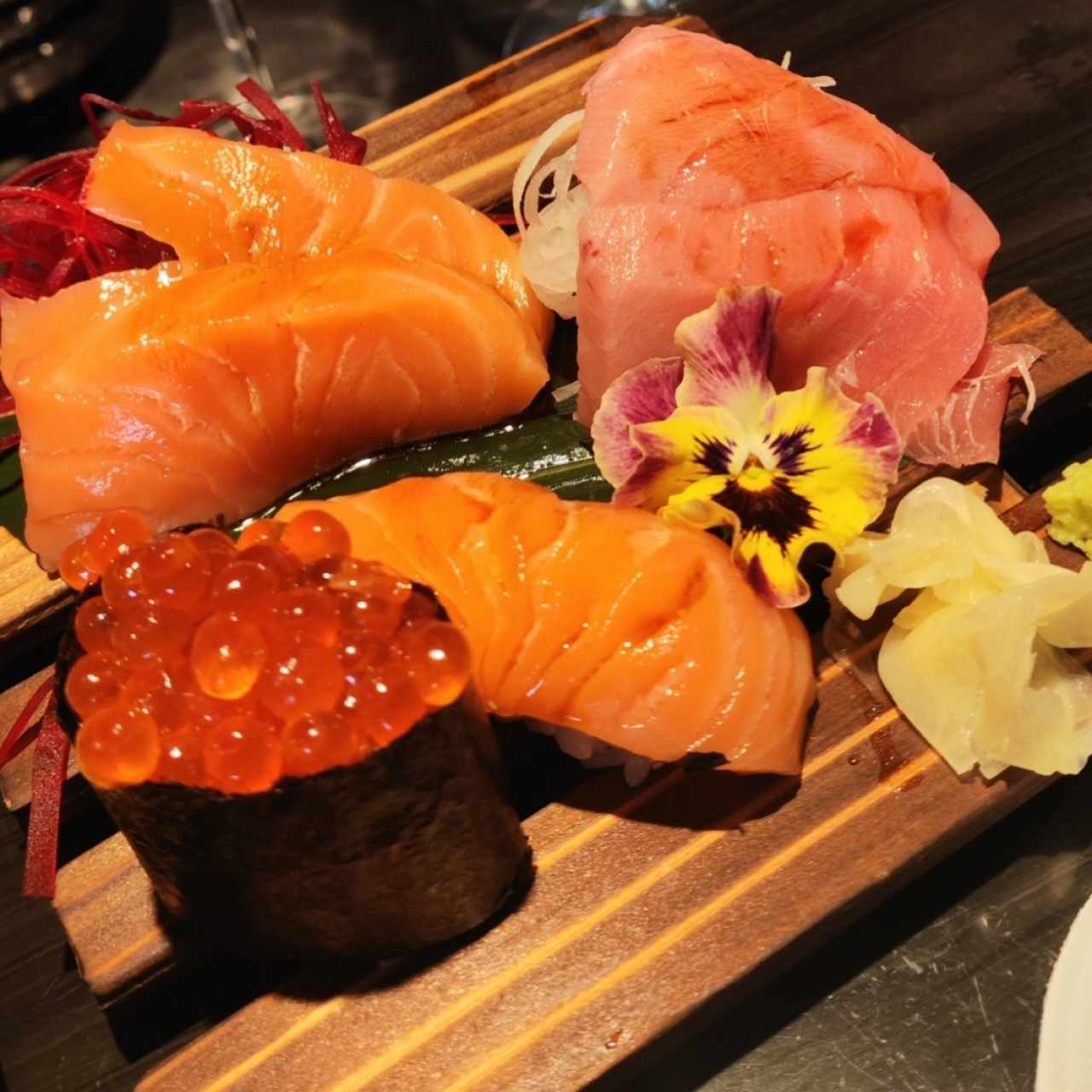Nigiri de ikura. Sashimi de salmón y ohtoro. 