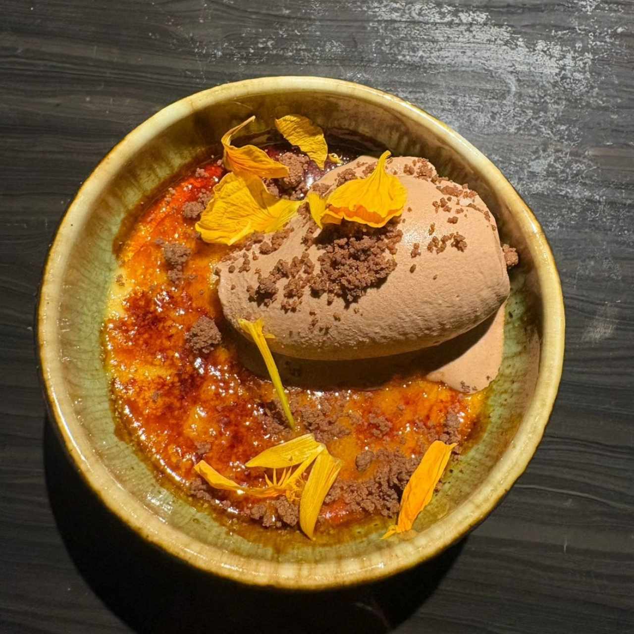 Creme bulee con helado de chocolate 