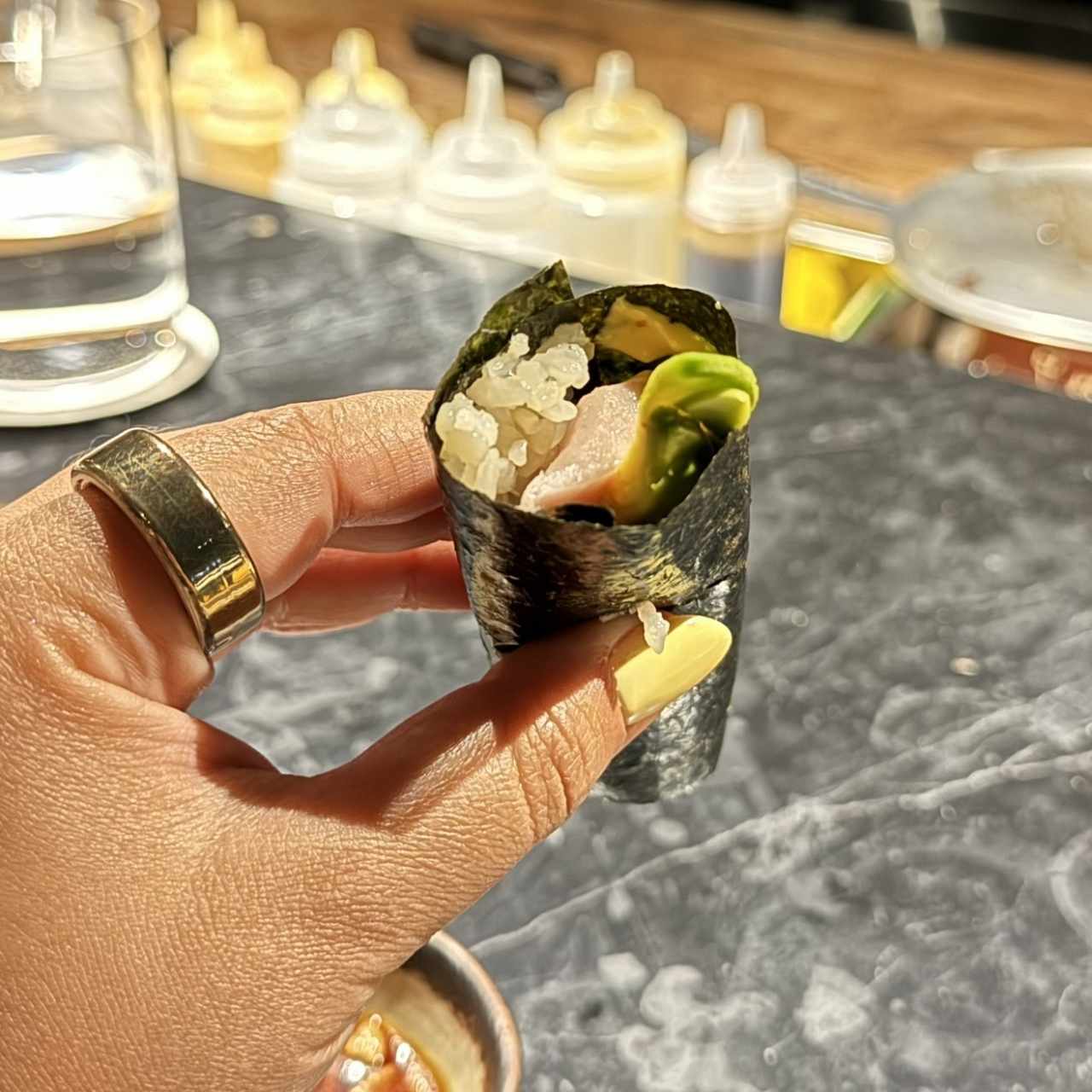 Handroll atún y spicy mayo
