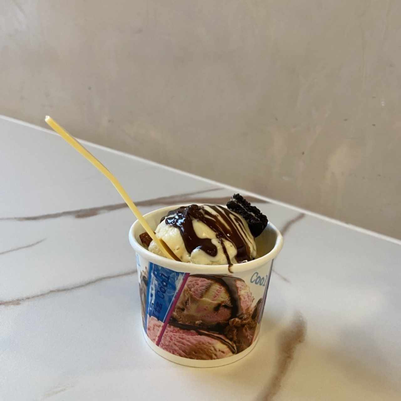 Helado de vainilla y topping de chocolate
