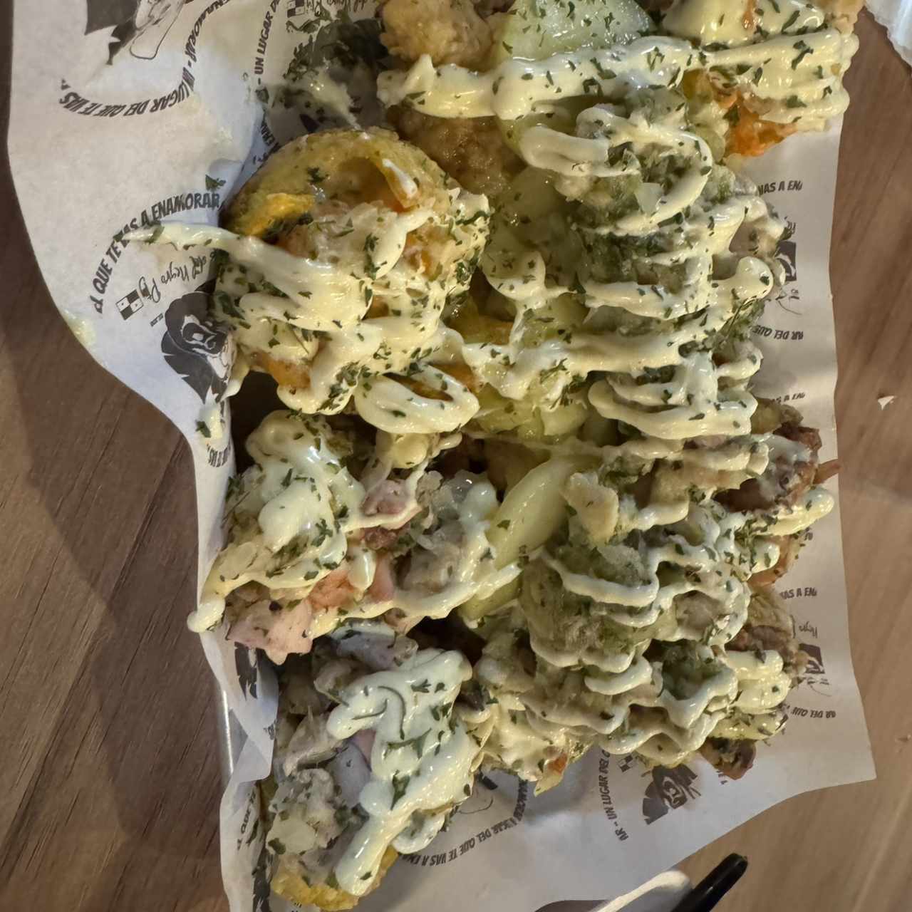 Filete de pescado con canasta de patacones variadas con mariscos