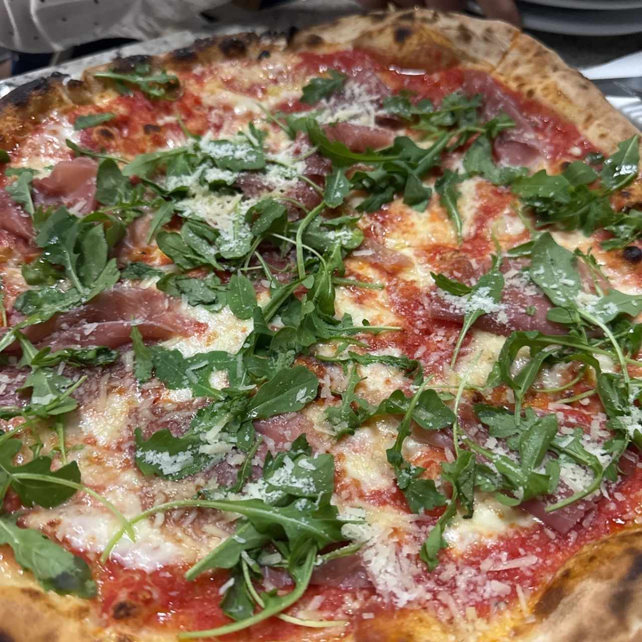 Pizza prosciutto y rucula