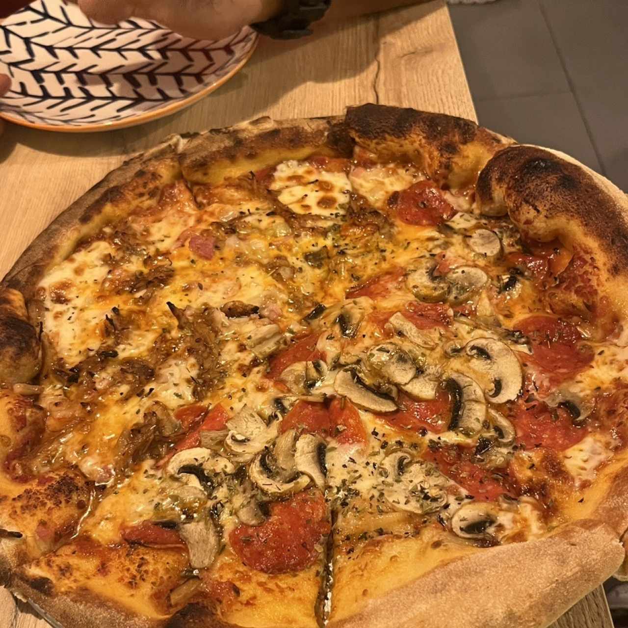 Una combinaicon de viva la pizza y pizza de hongos y peperonni con miel picante