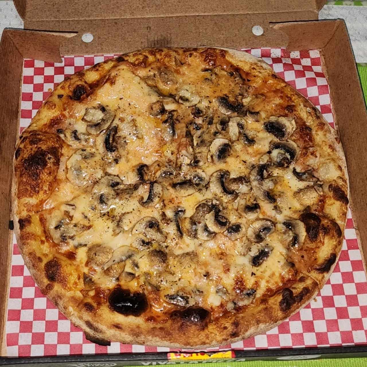 Pizza de hongos y aceite de trufas