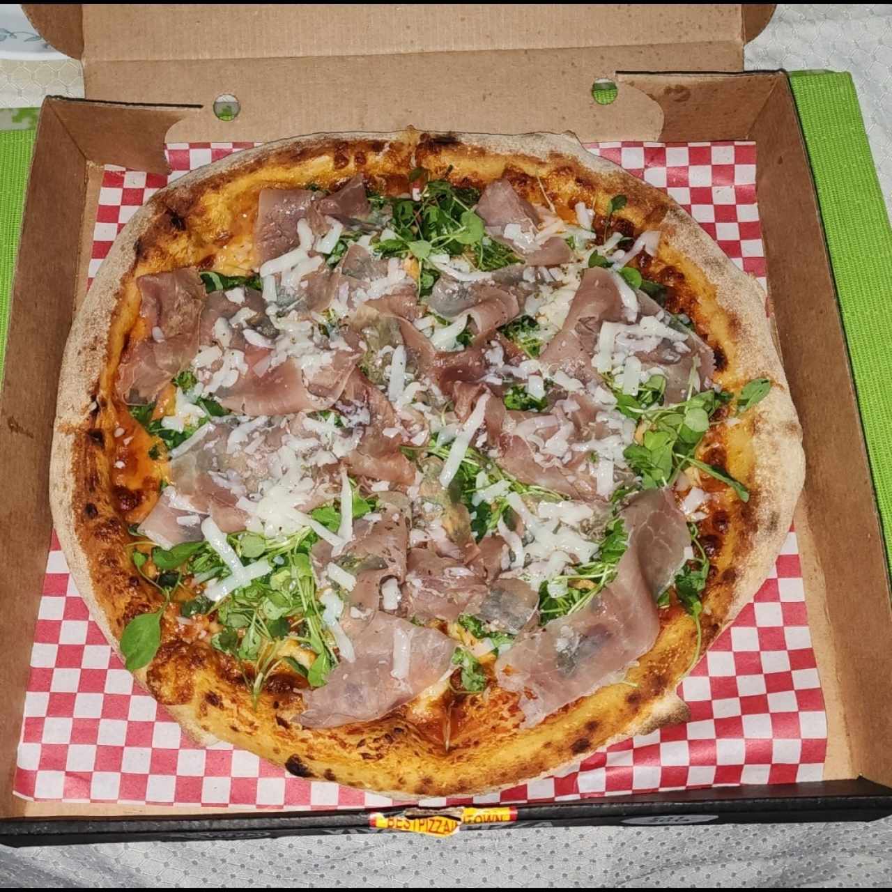 Pizza con Prociutto y rugula