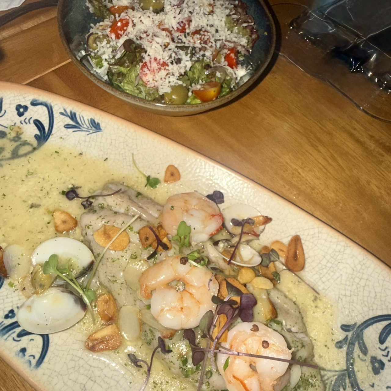 Pescado al limón con camarones y almejas