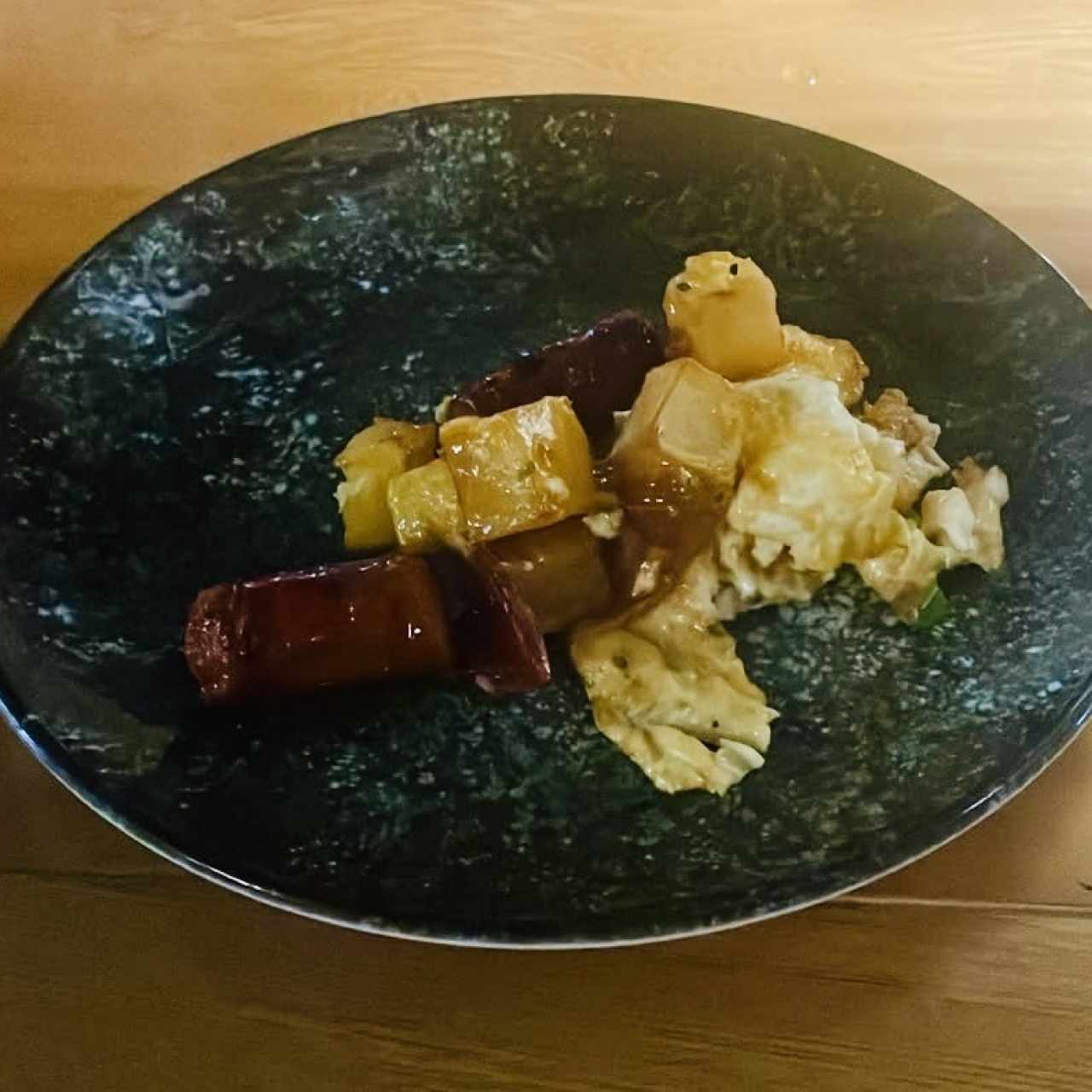 Huevos rotos con chistorra y jamón iberico