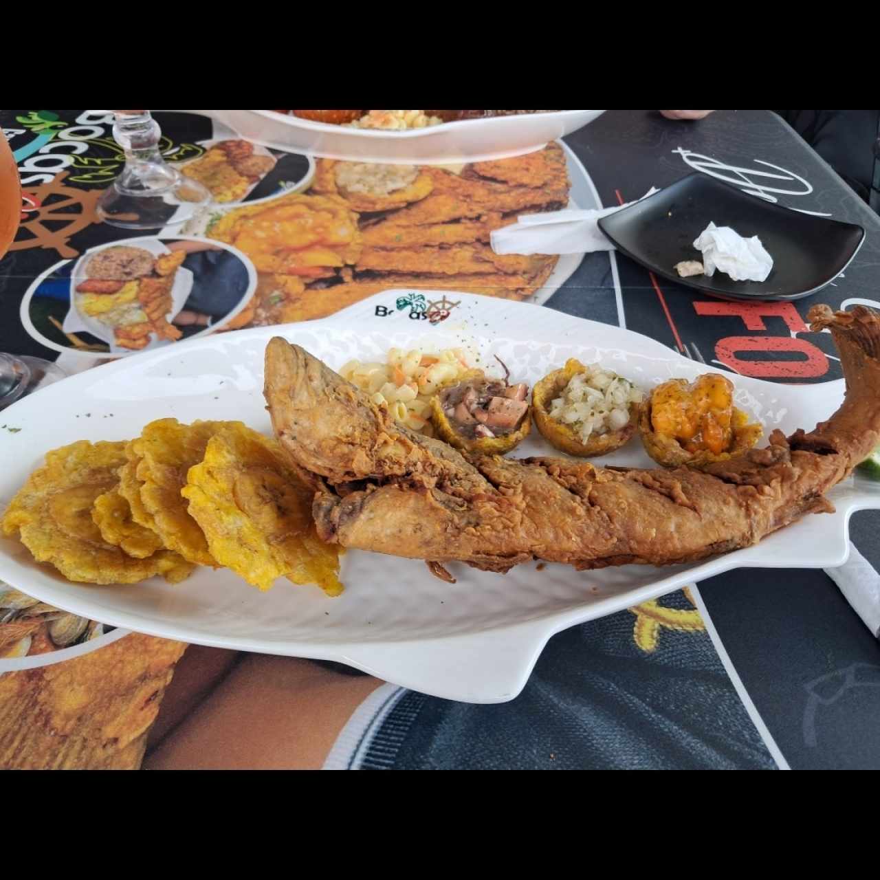 Comobo #2 es para 2 personas este va con la corvina entera, 3 patacones rellenos, ensalada de códitos y patacones 