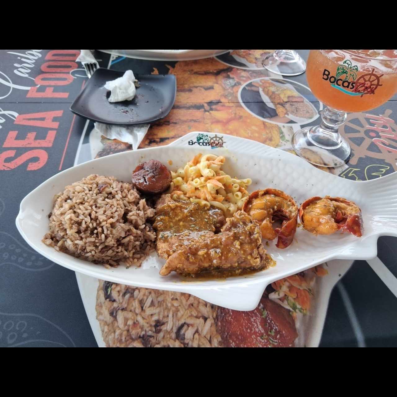 Combo #2 este es el 2do plato con filete, 2 colitas ,arroz con frijoles y coco, ensalada de coditos,platano en tentación 