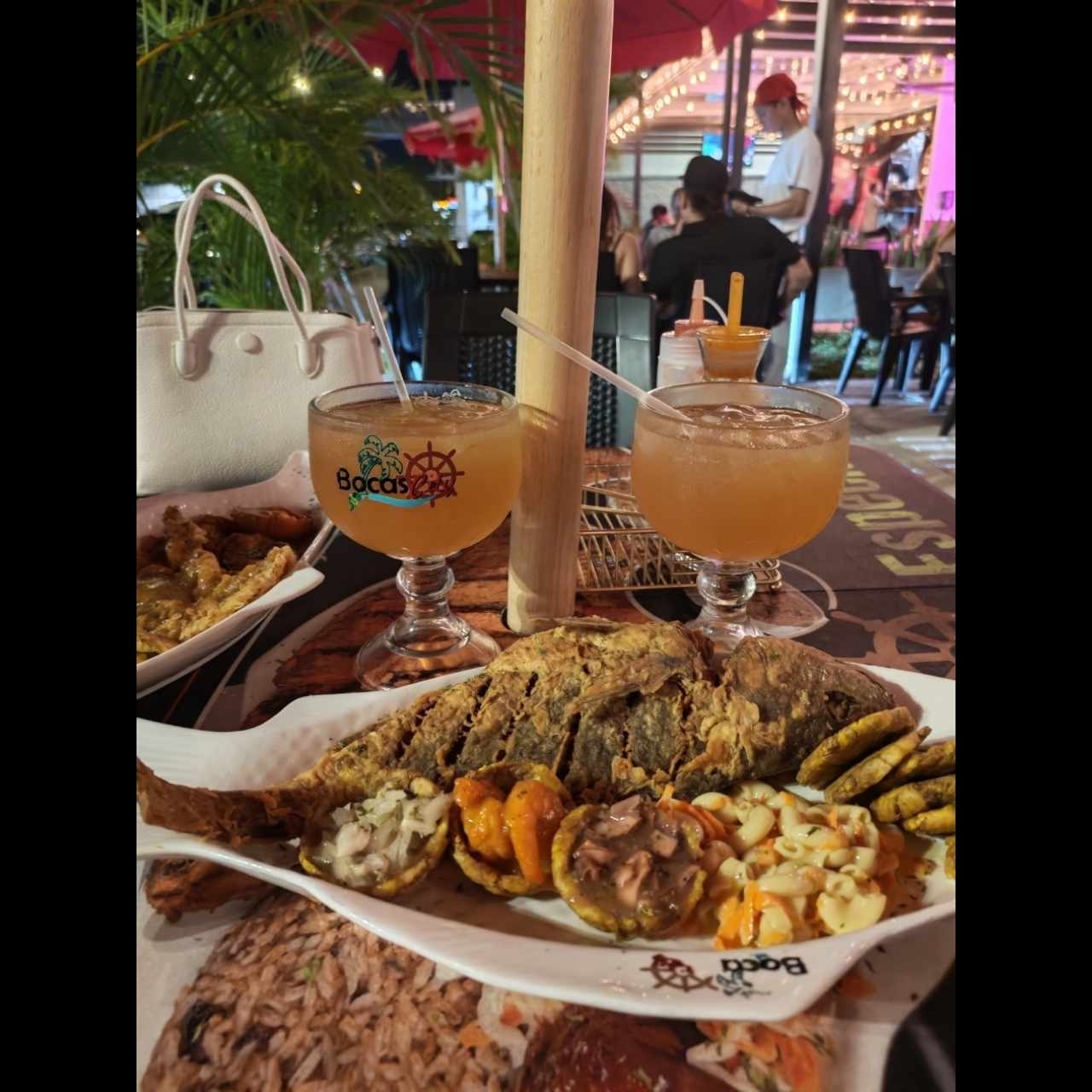 Pescado entero con canastas de mixto de marisco 