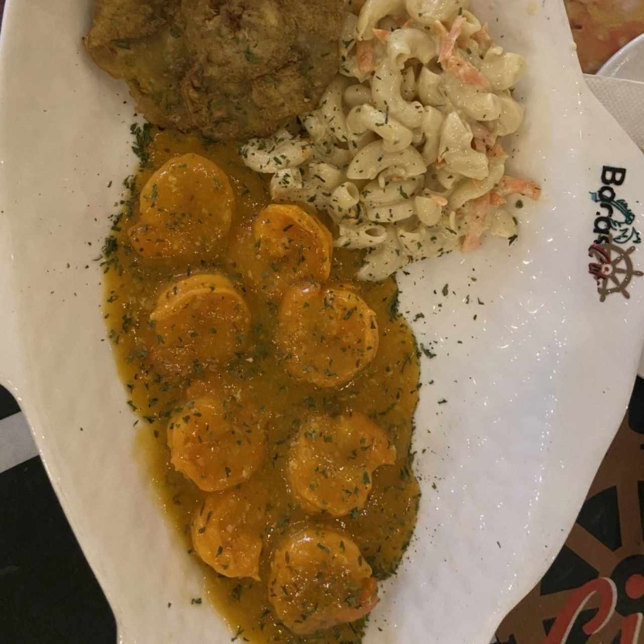 Camarones al ajillo con patacones y ensalada de coditos