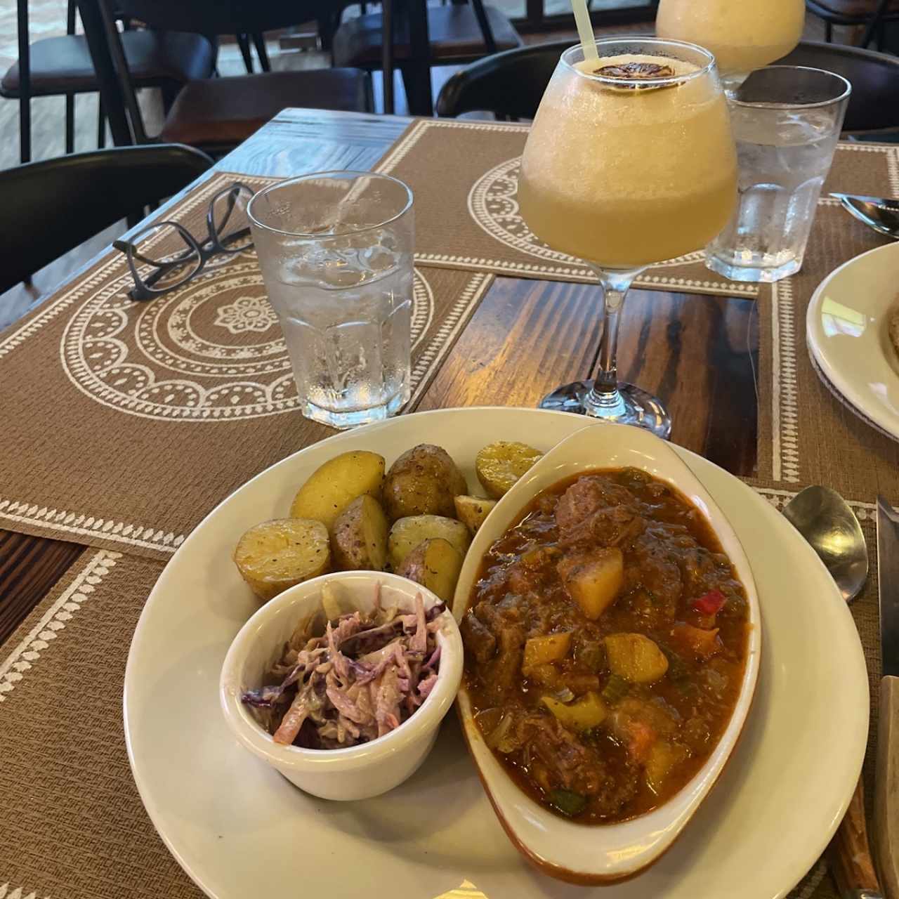 Estofado de res con papas salteadas