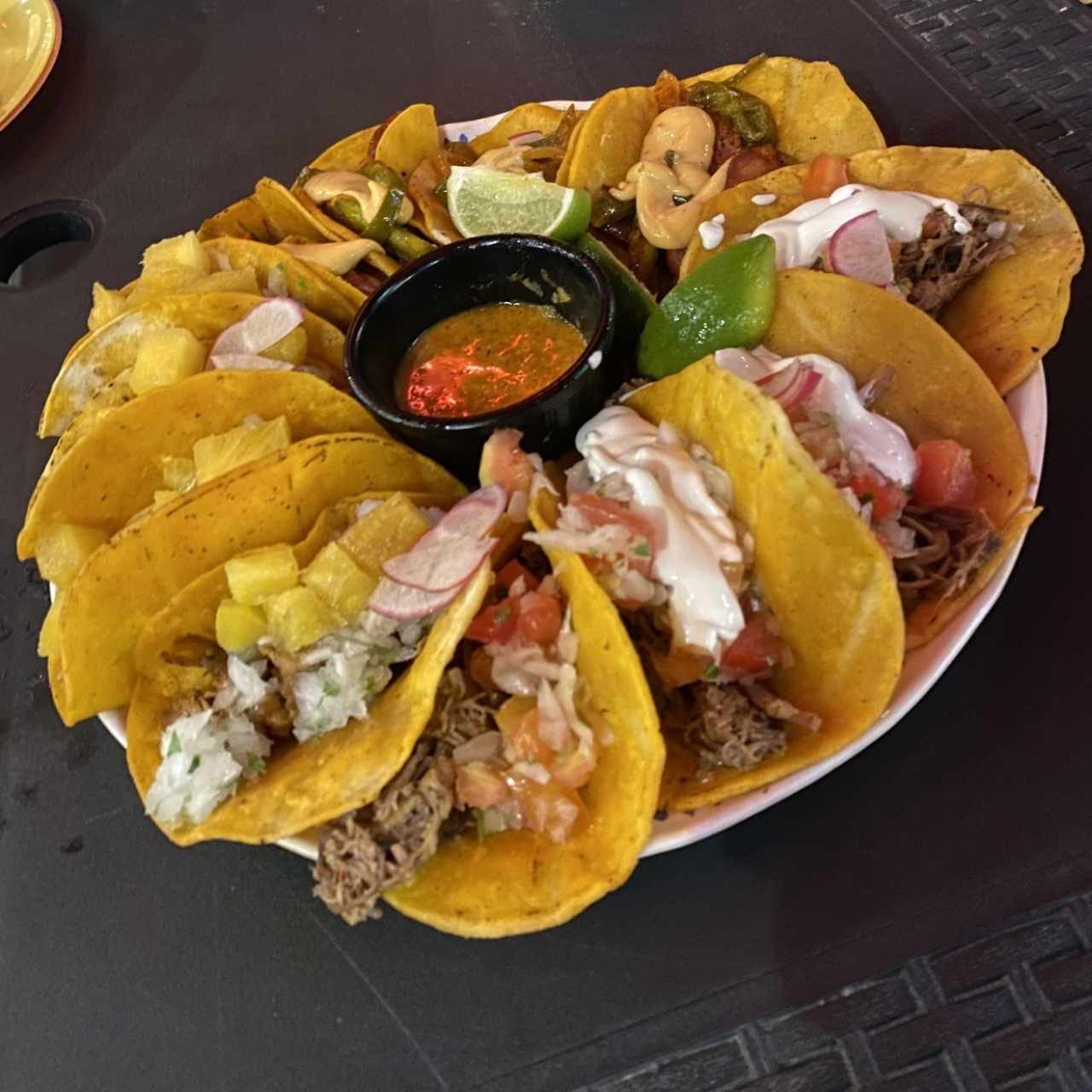 Tacos mixtos (carnita ahumada, pastor y chorizo)