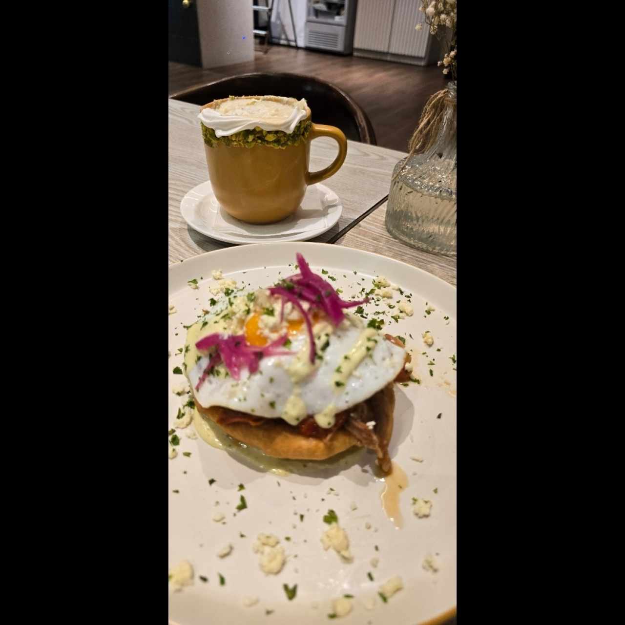 hojaldre con carne mechada y huevo.  Café late con pistacho