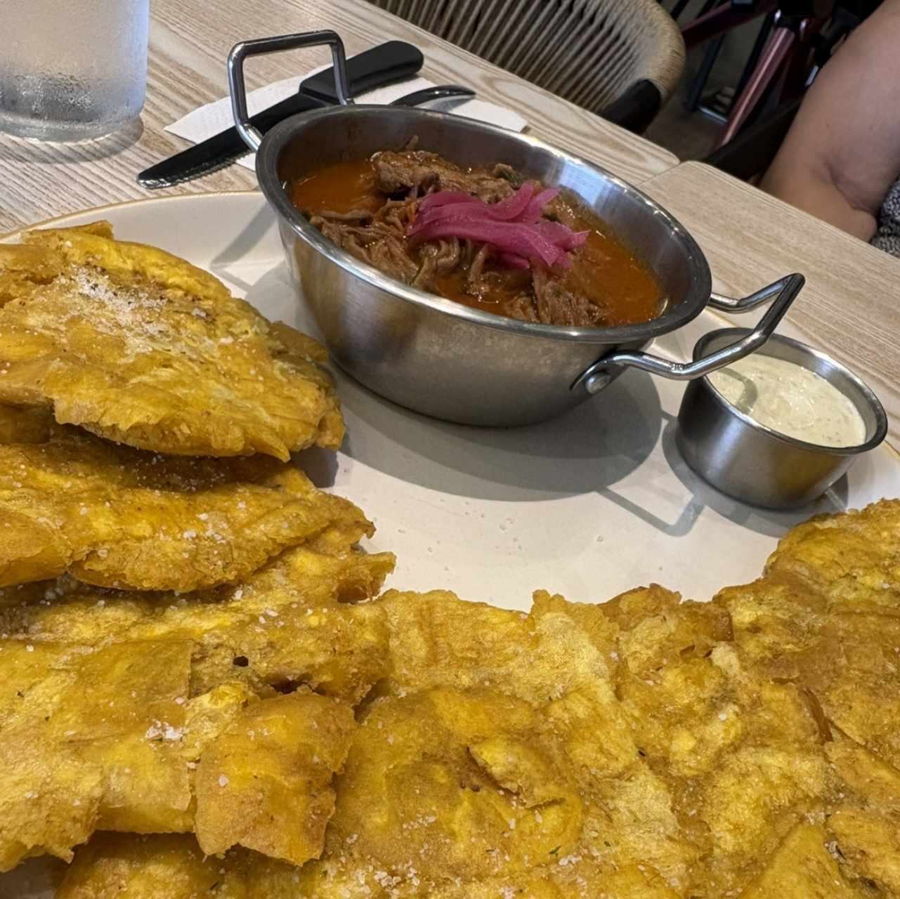 patacones y carne “ahogao”