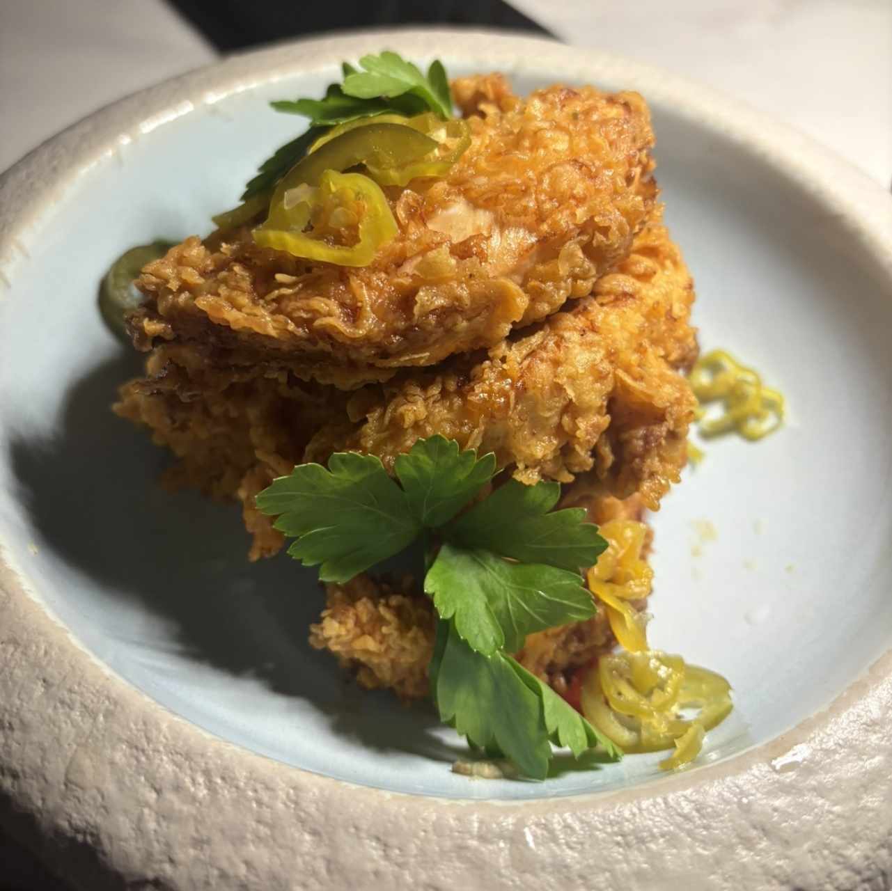 POLLO FRITO CON HOT HONEY Y CHILES
