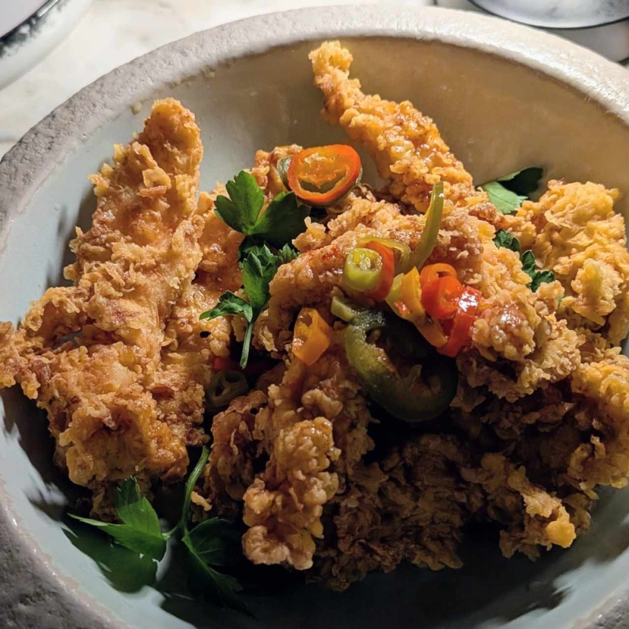 POLLO FRITO CON HOT HONEY Y CHILES