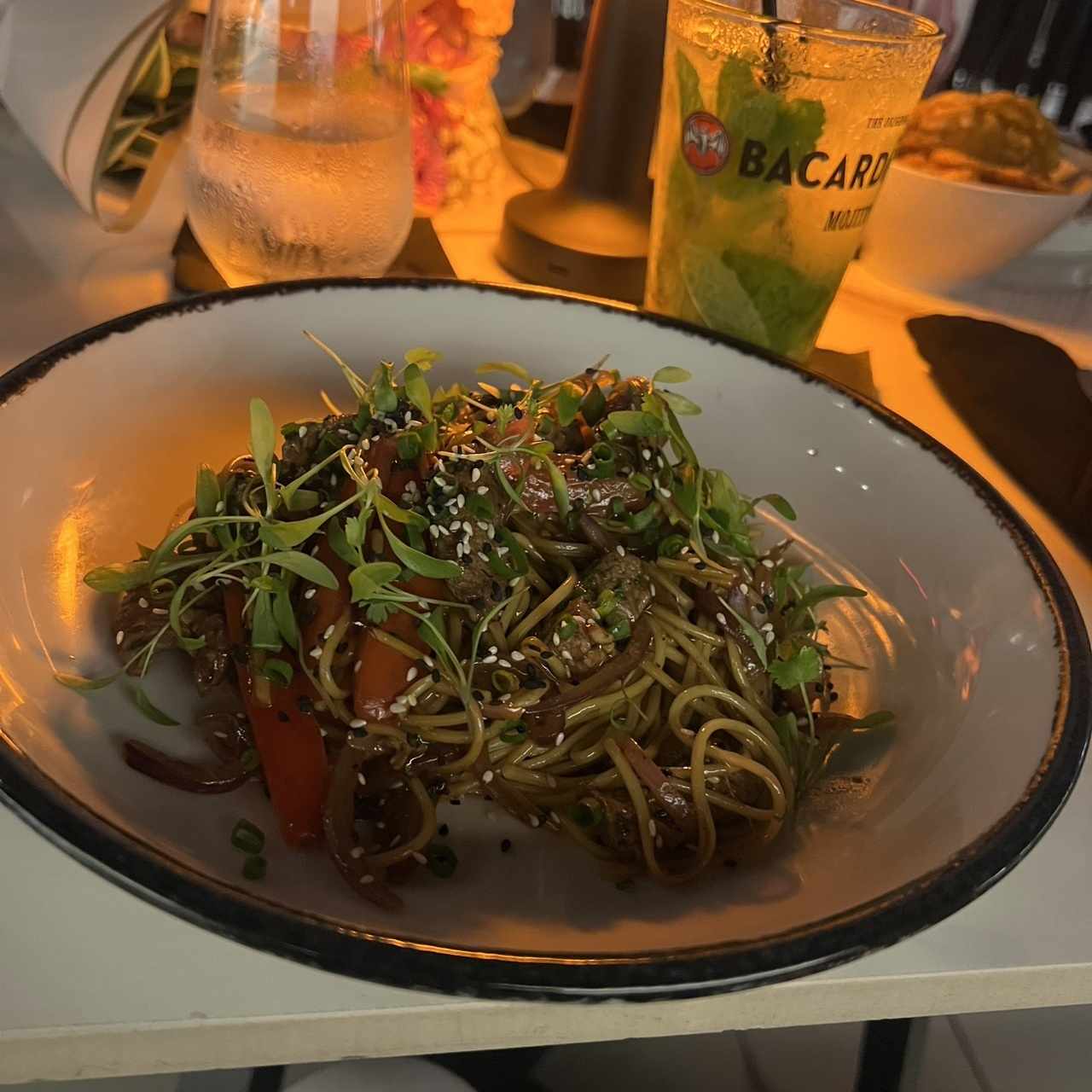 CHOW MEIN DE LOMO SALTADO