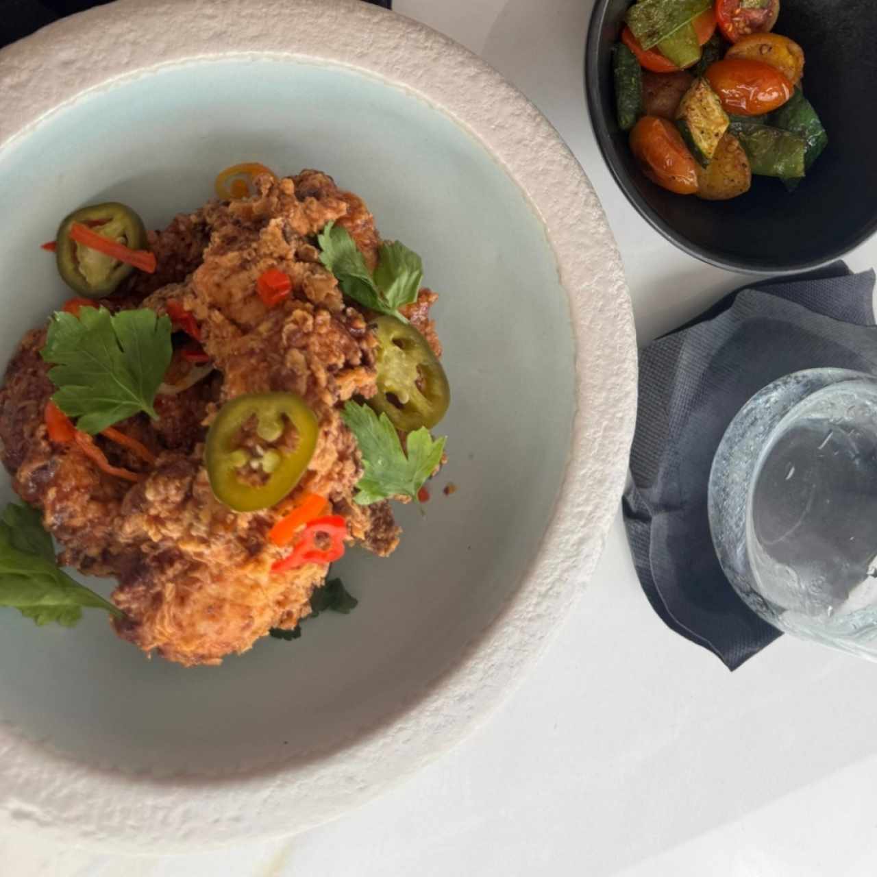 POLLO FRITO CON HOT HONEY Y CHILES