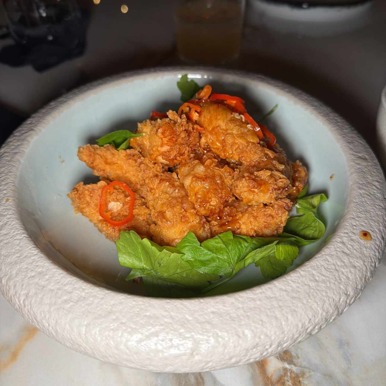 POLLO FRITO CON HOT HONEY Y CHILES