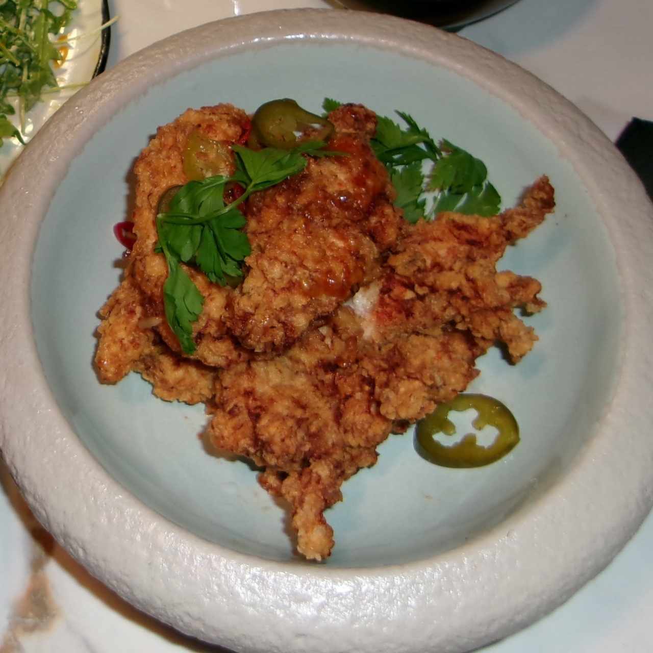 POLLO FRITO CON HOT HONEY Y CHILES