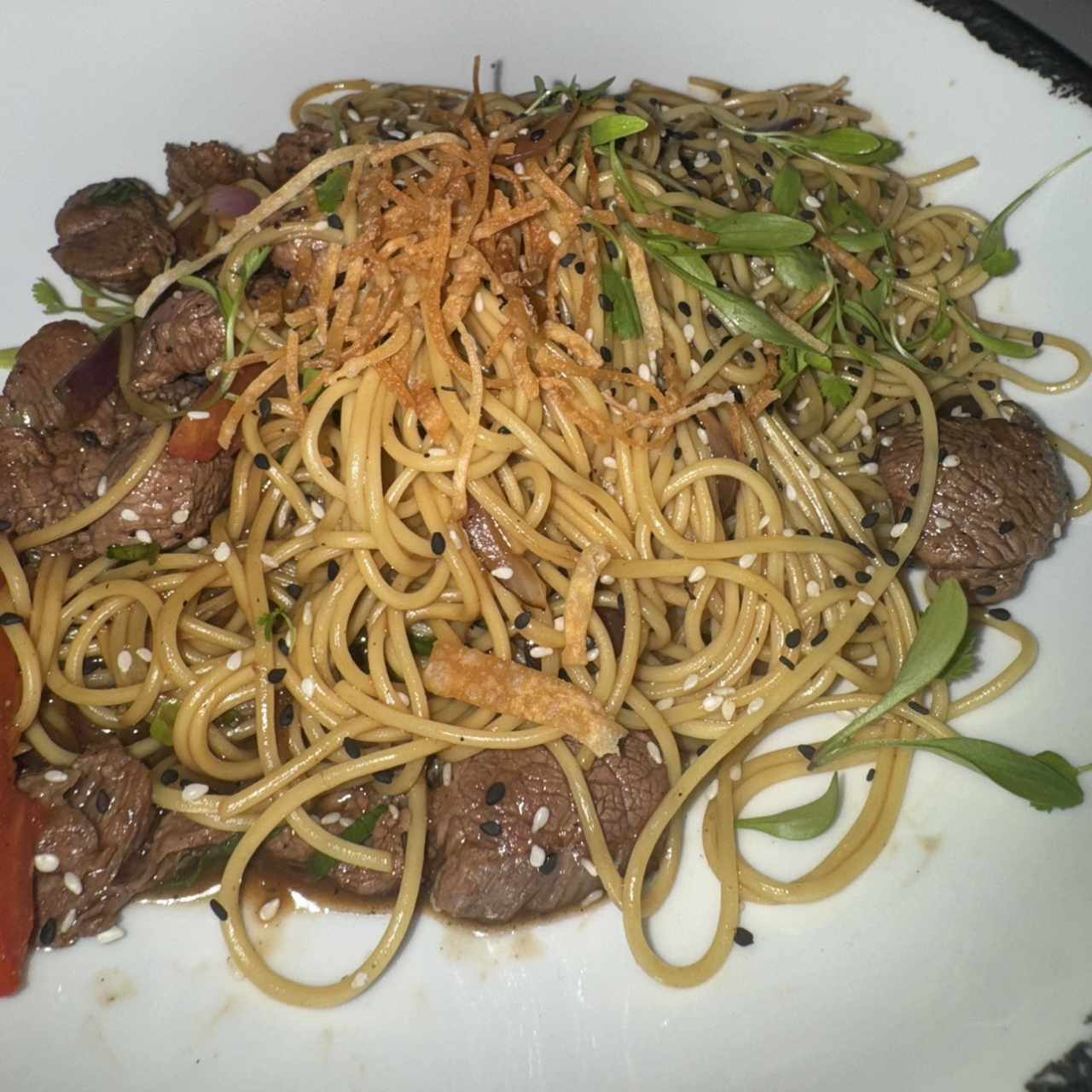 CHOW MEIN DE LOMO SALTADO