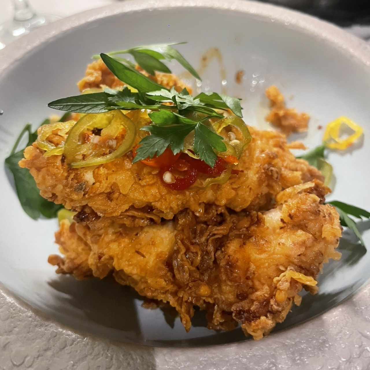 POLLO FRITO CON HOT HONEY Y CHILES