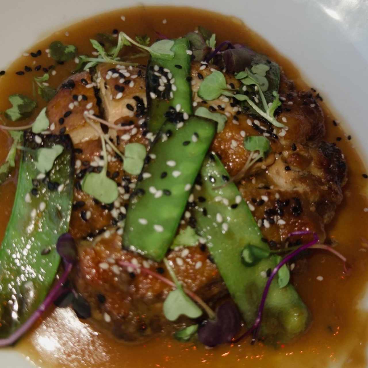 POLLO FRITO CON HOT HONEY Y CHILES ENCURTIDOS