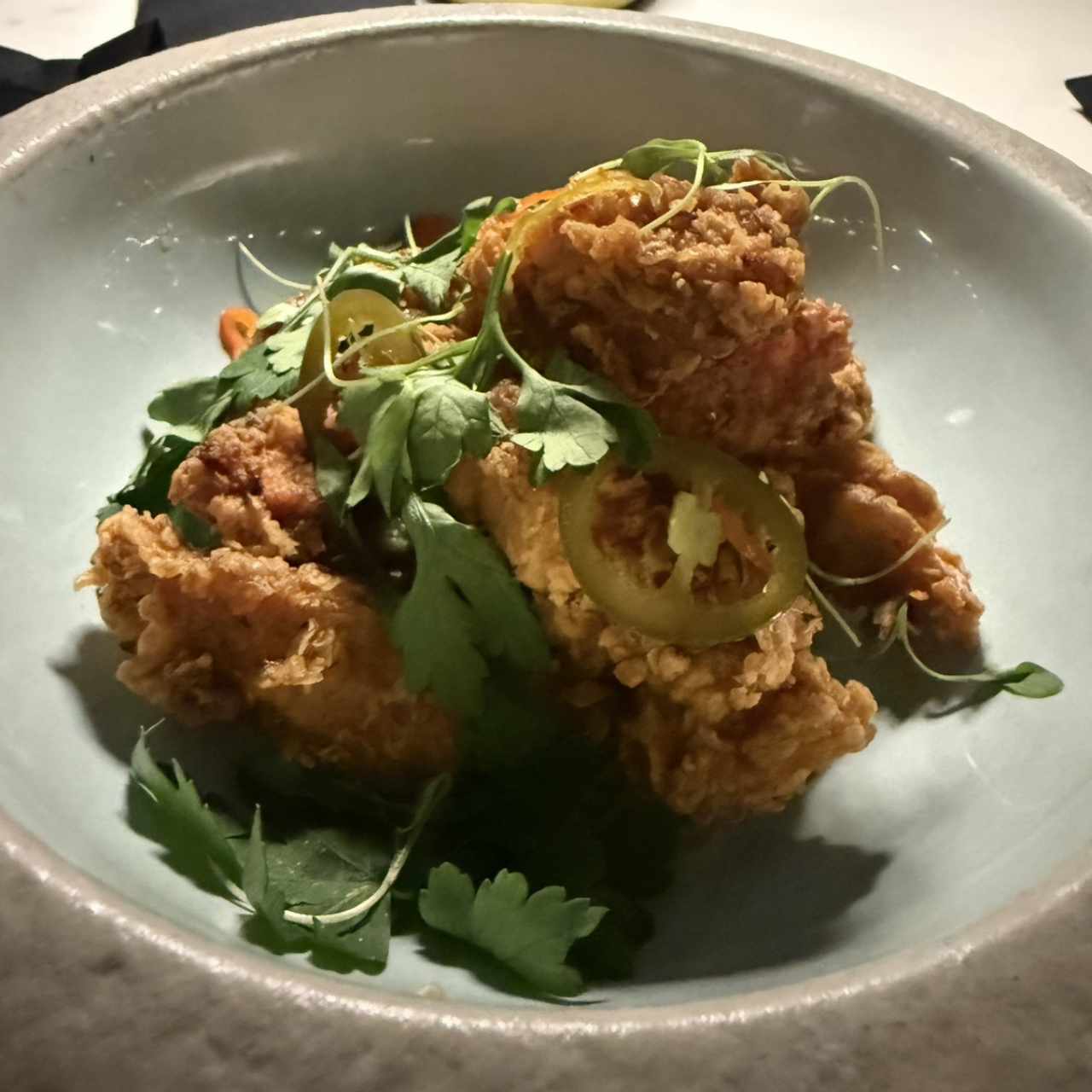 POLLO FRITO CON HOT HONEY Y CHILES