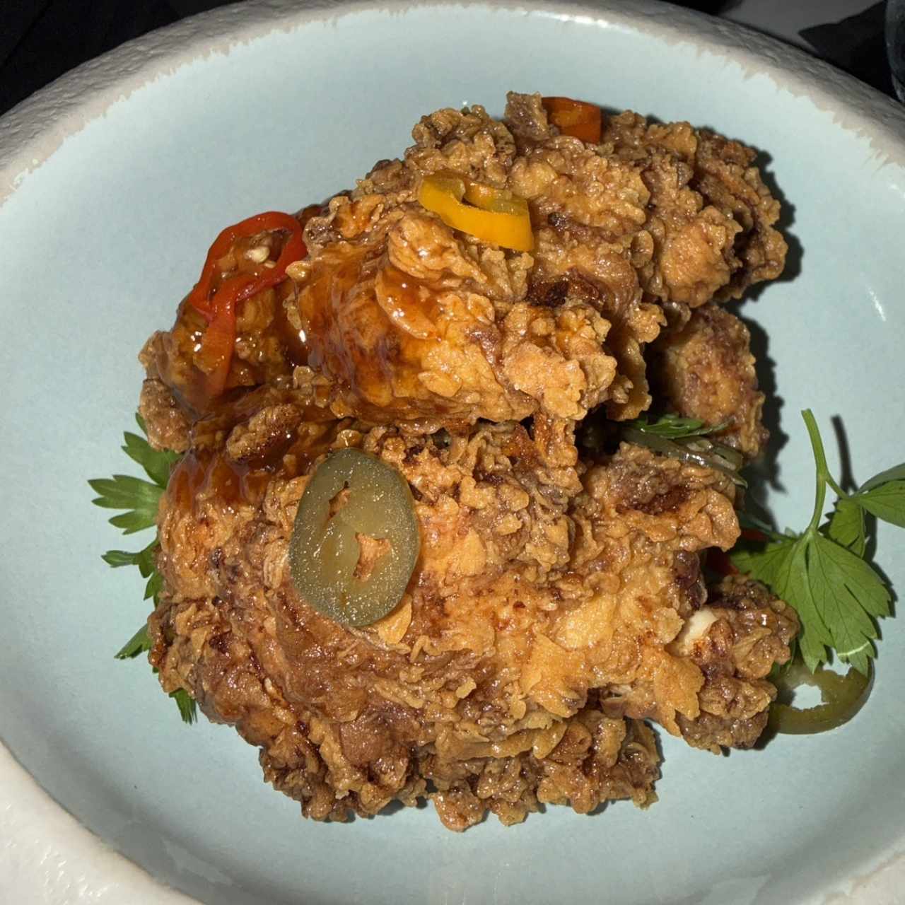 POLLO FRITO CON HOT HONEY Y CHILES