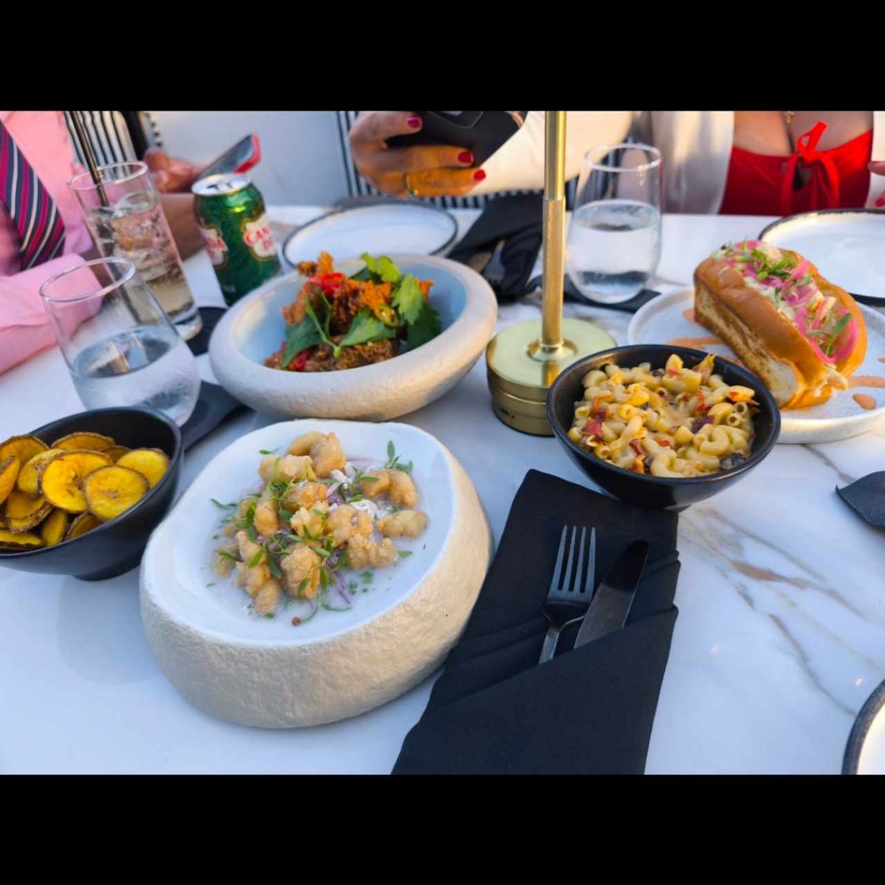 Este plantó se llama ceviche, pollo y camarones 