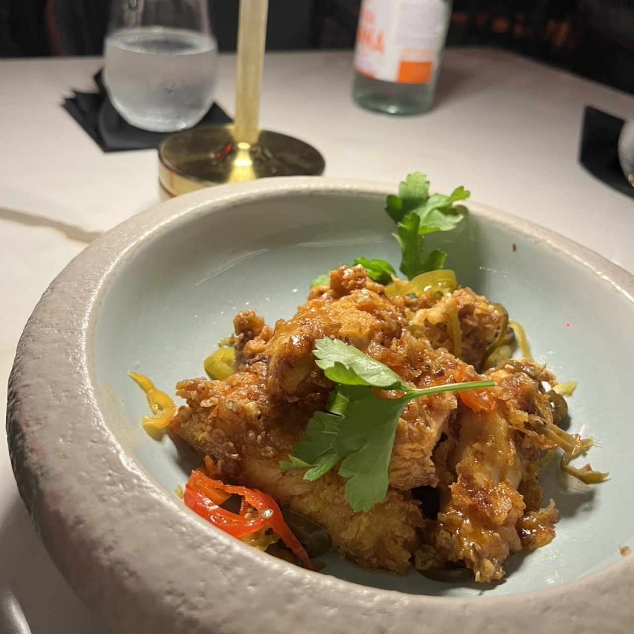 POLLO FRITO CON HOT HONEY Y CHILES