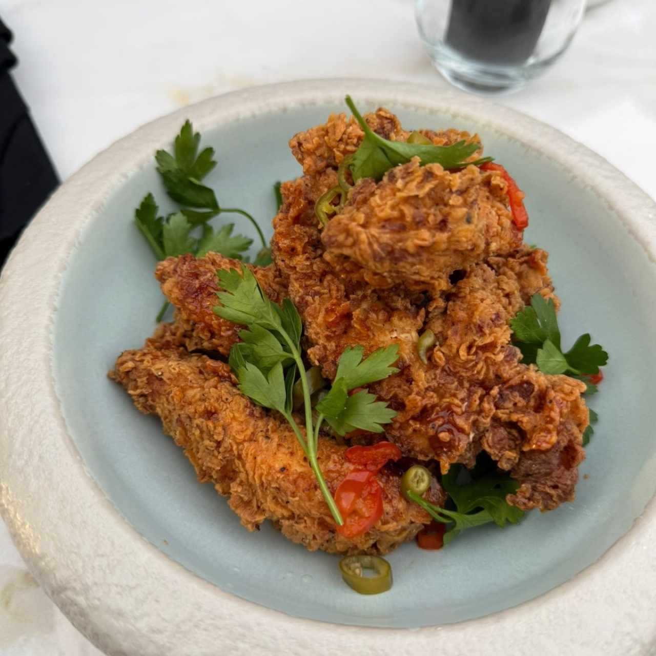 POLLO FRITO CON HOT HONEY Y CHILES ENCURTIDOS