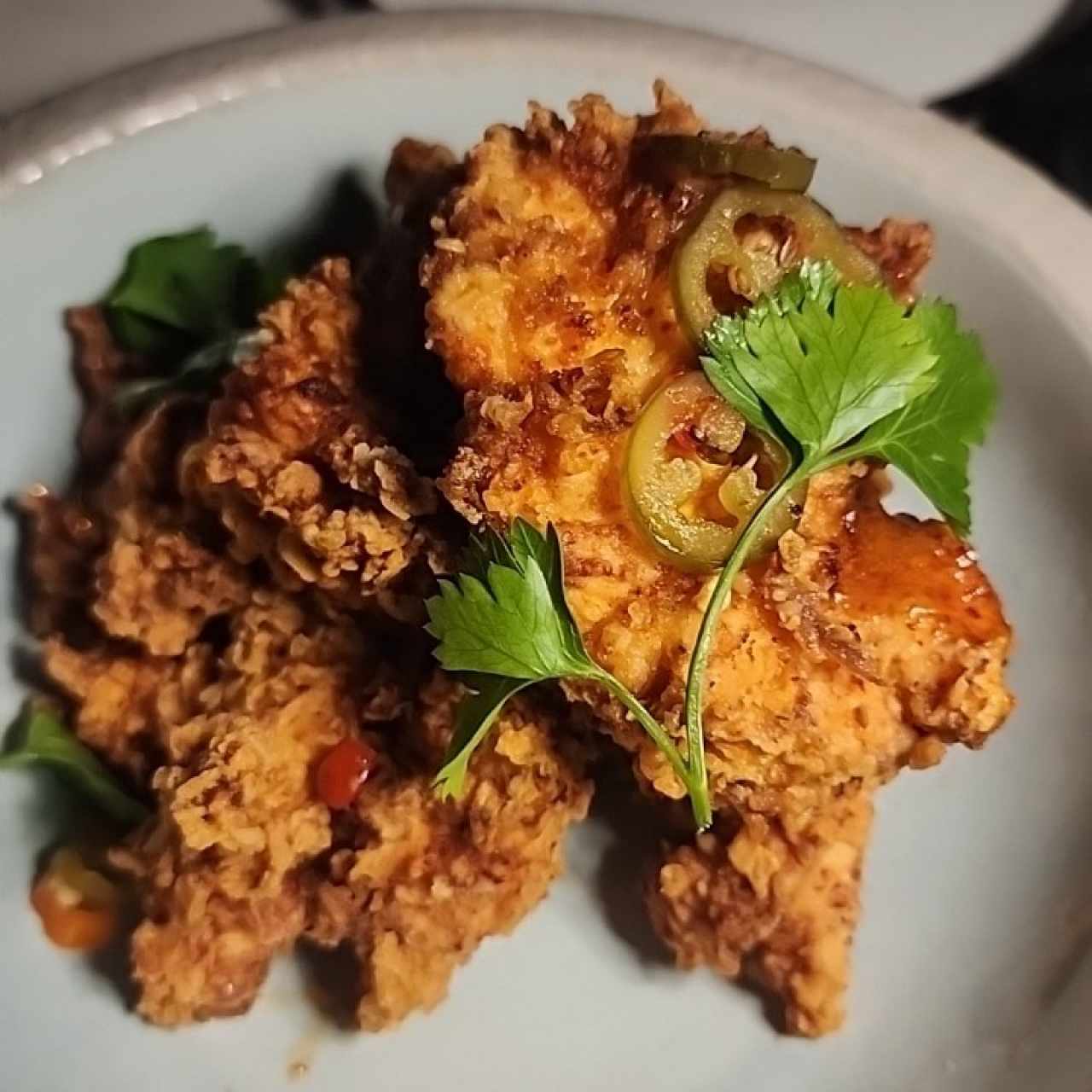 POLLO FRITO CON HOT HONEY Y CHILES