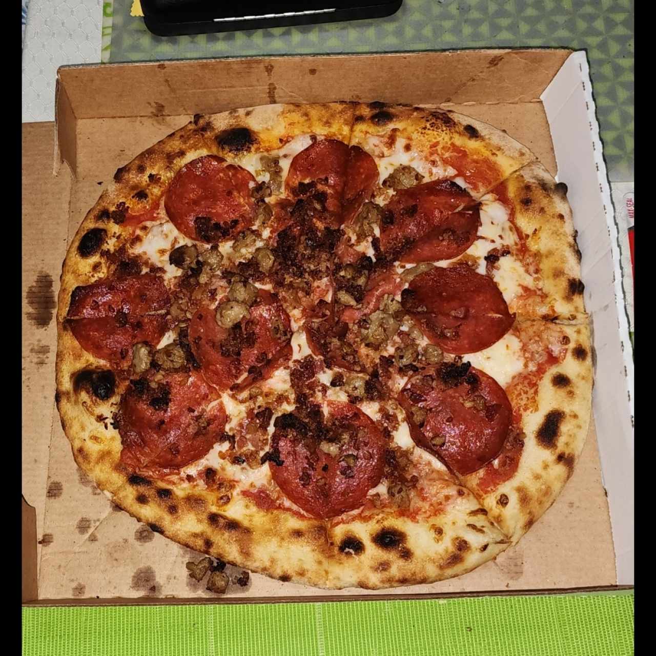 pizza peperoni, bacon y jamon