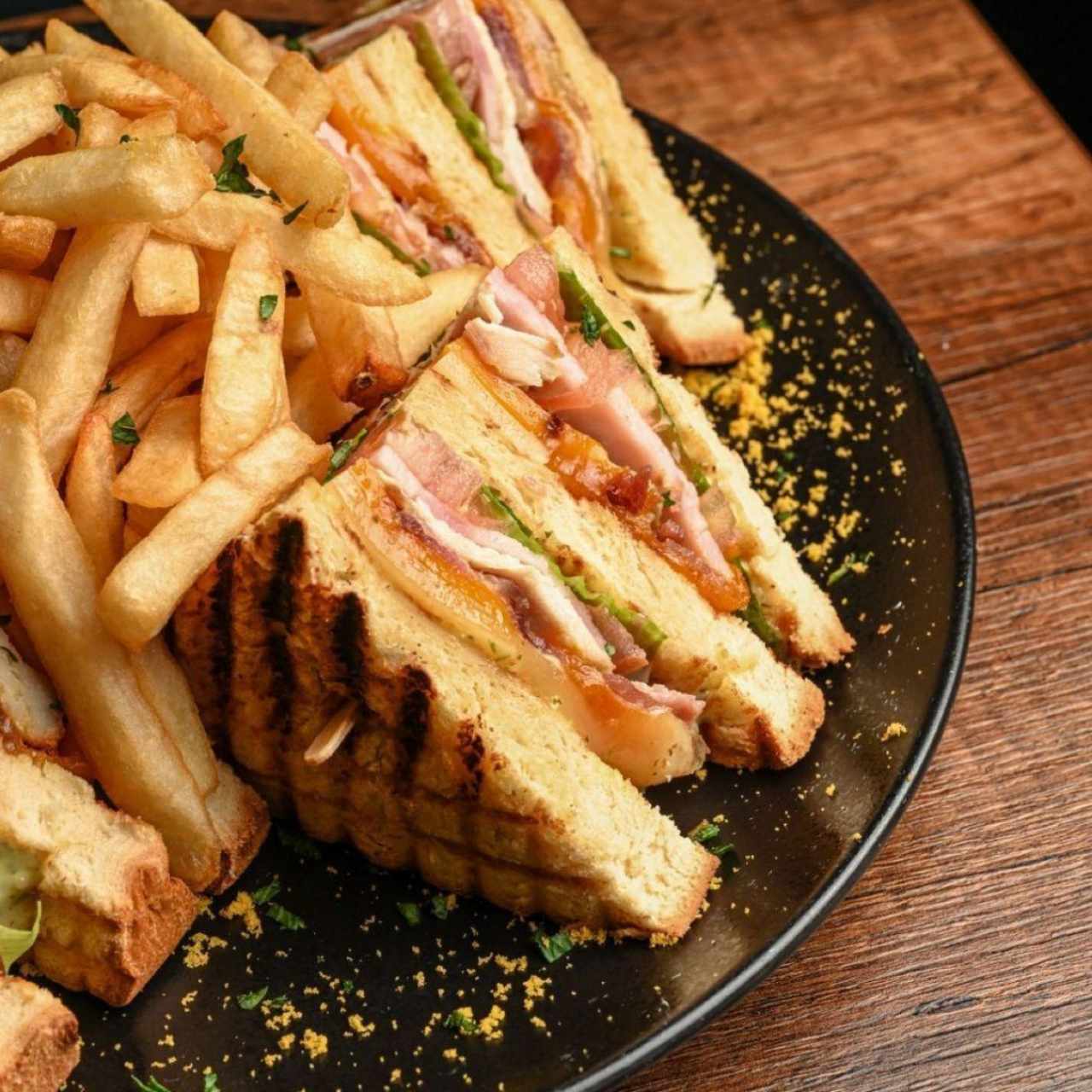 Club Sandwich con Papas
