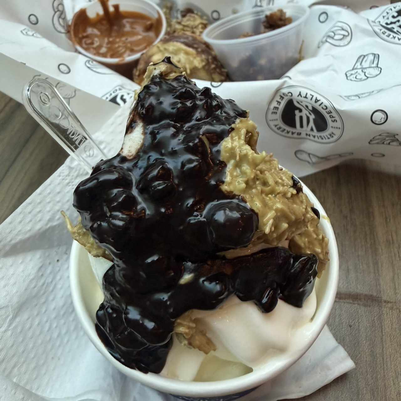 Helado de yogurt + toppings de choco dubai & choco bomb