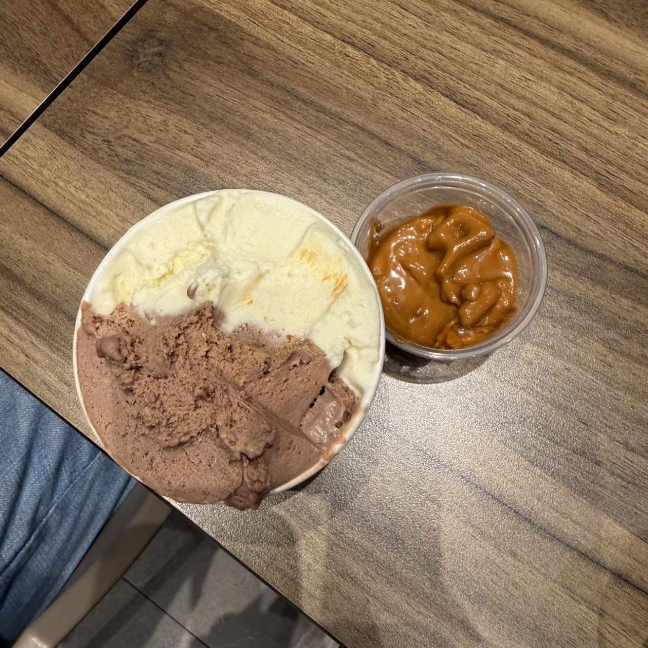 Gelato kinder y crisbi lemon cookies topping salted caramel pretzel