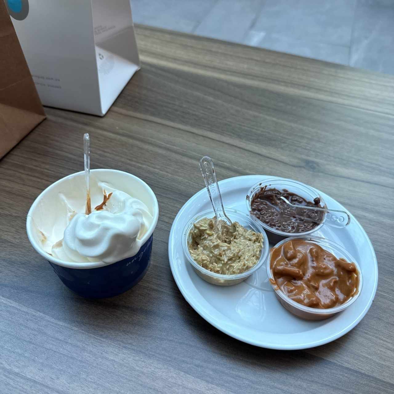 Gelado yogurt con toppings varios