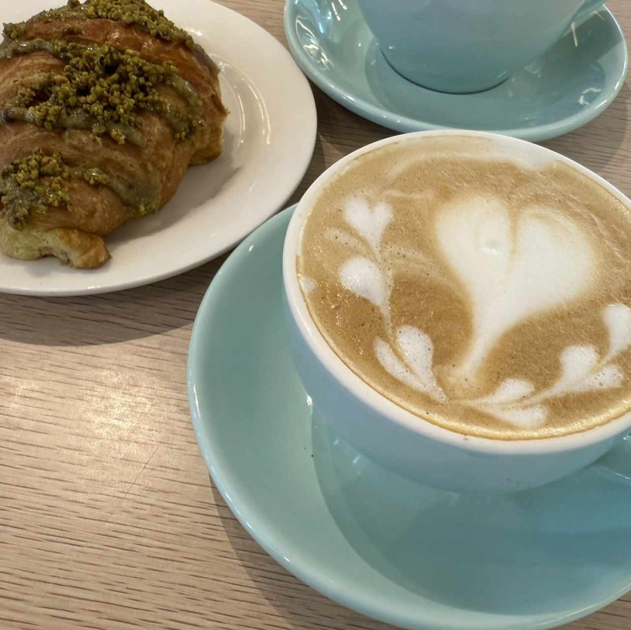 croissant de pistacho y capuccino