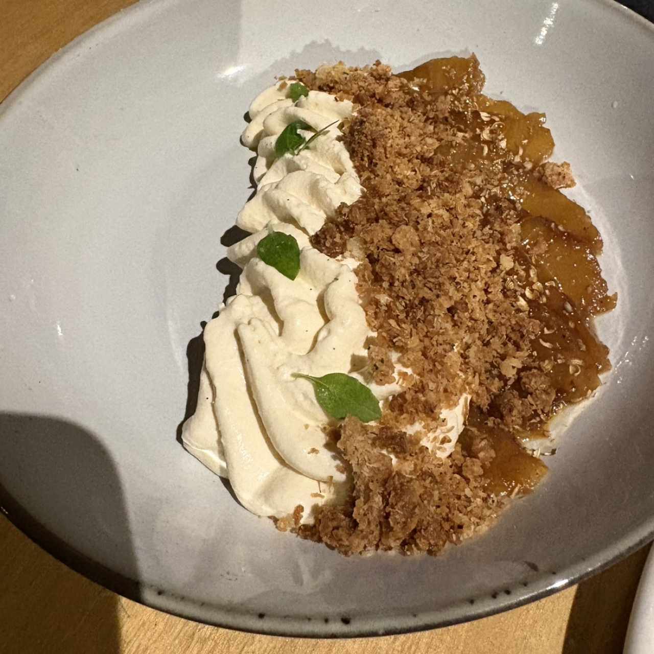 Piña asada con crumble de coco y crema chantilly