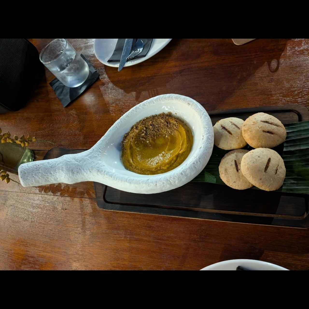 hummus de zapallo acompañado de journey cakes a la parrilla 
